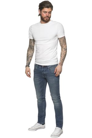 Skinny jeans and a t-shirt