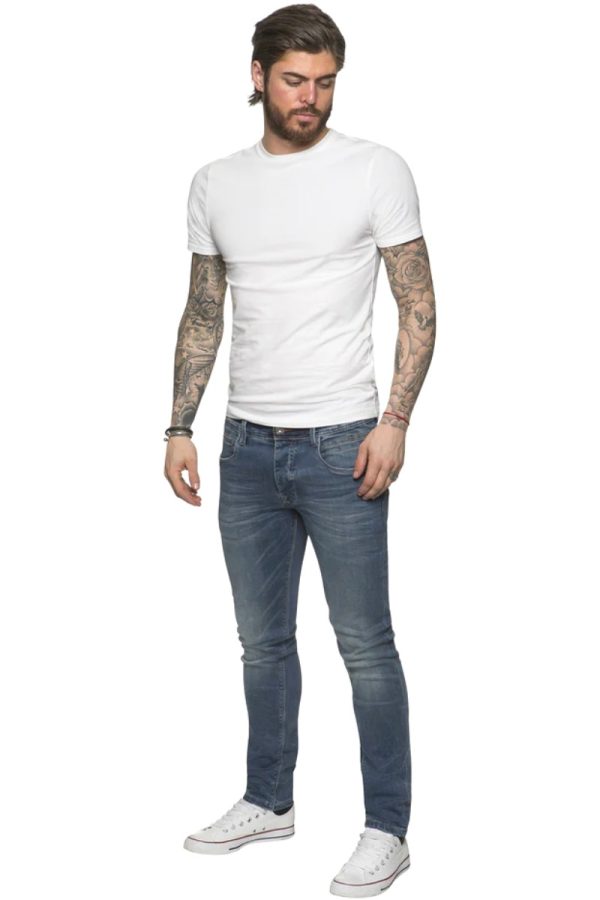 Skinny jeans and a t-shirt