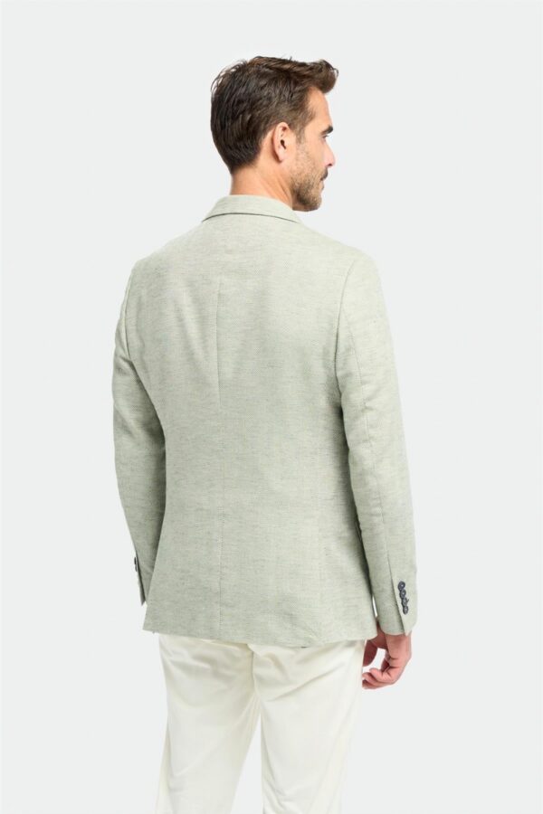 Race day outfits for men
